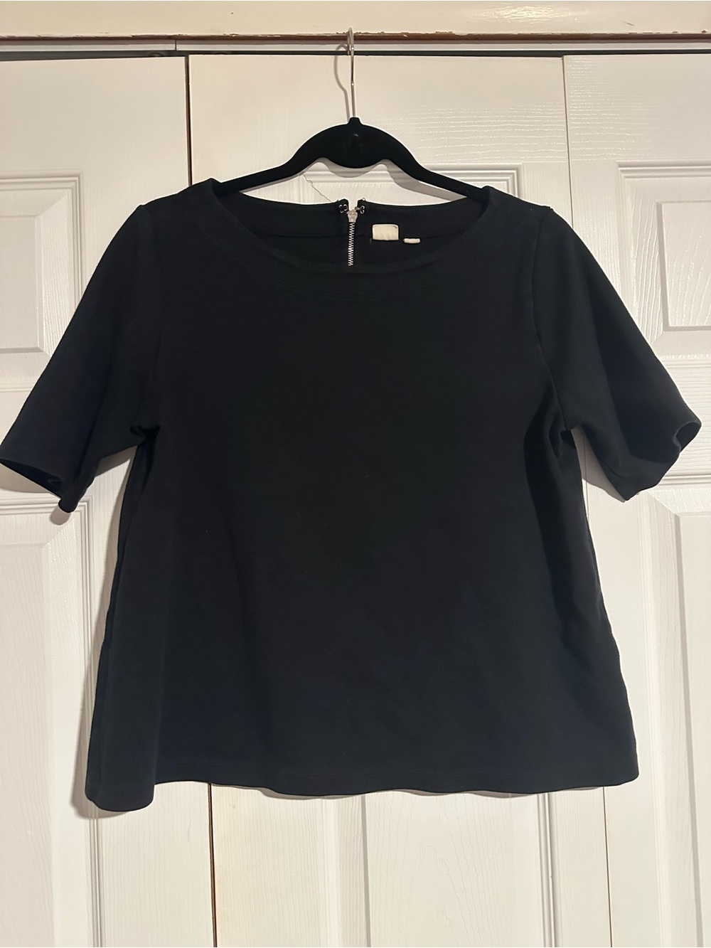 GAP Black Short-Sleeve Women's Top with zipper detail